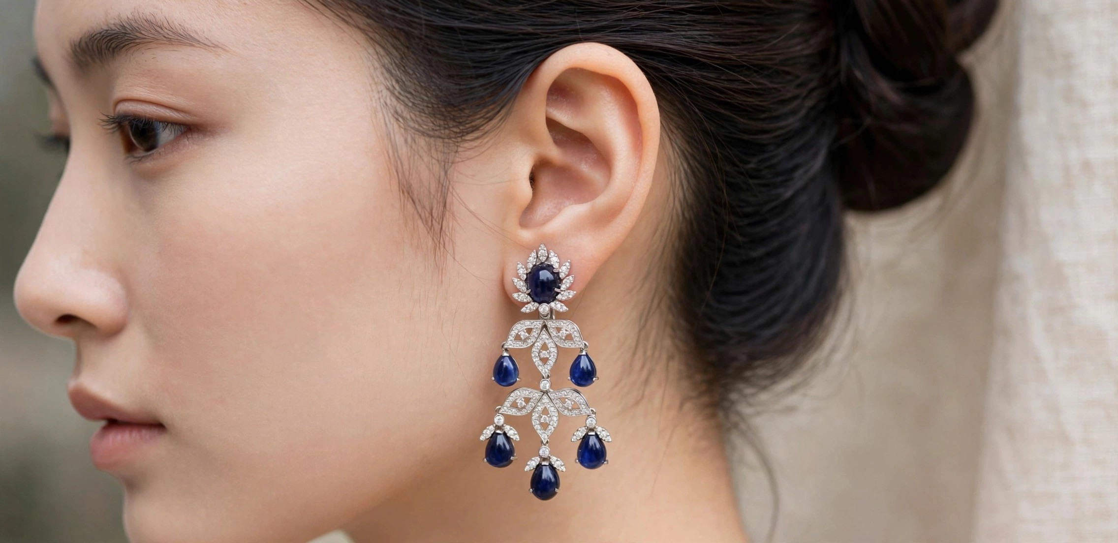 Brinco em Ouro Branco 18k com Diamante e Safira — vista 2