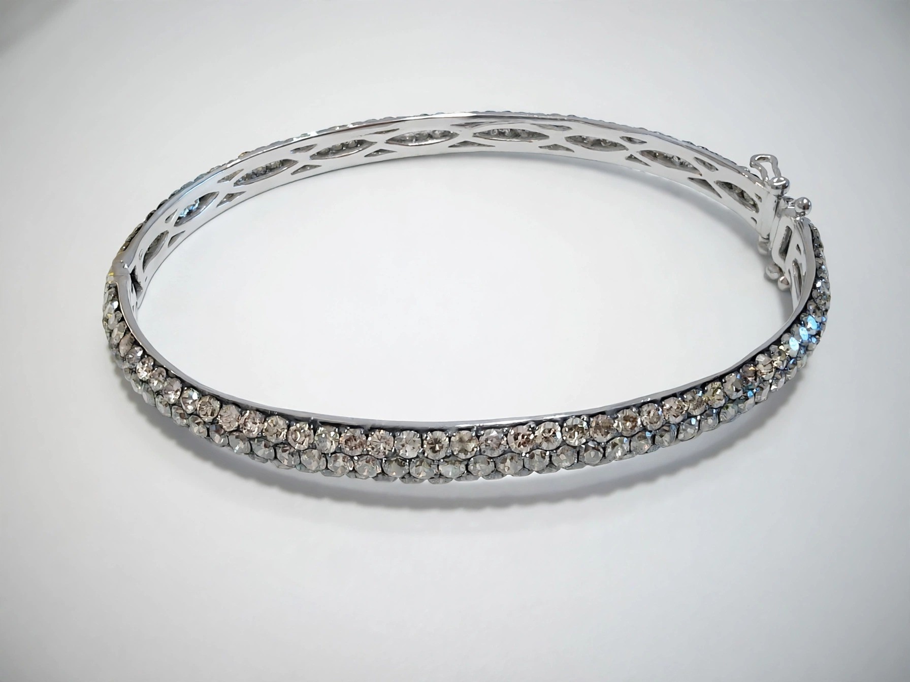 Bracelete em Ouro Branco 18k com Diamante