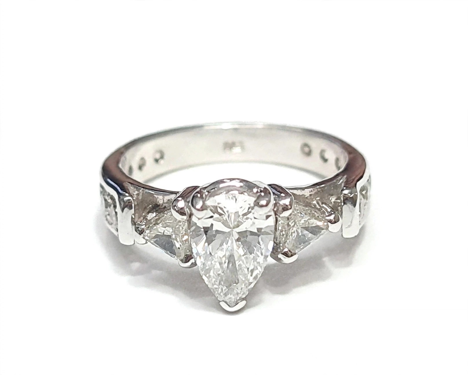 Anel Solitário em Ouro Branco 18k com Diamante