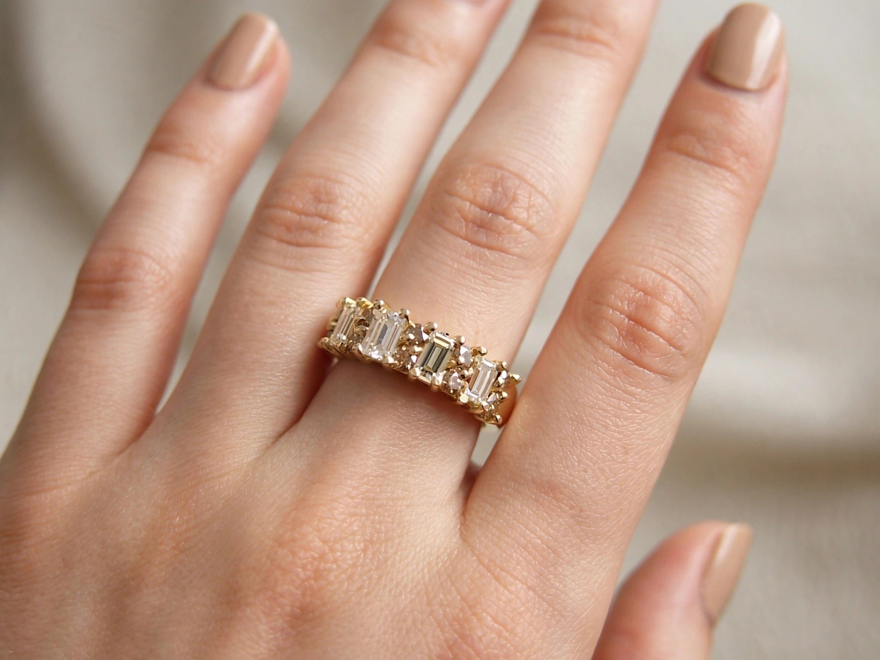 Meia Aliança Baguete em Ouro Amarelo 18k com Diamante — vista 2