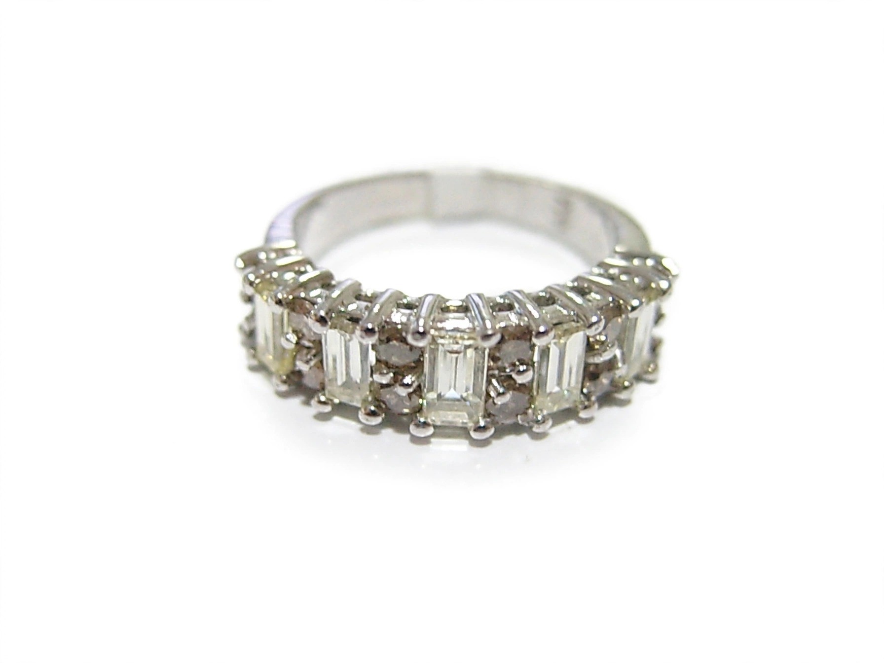 Meia Aliança Baguete em Ouro Branco 18k com Diamante