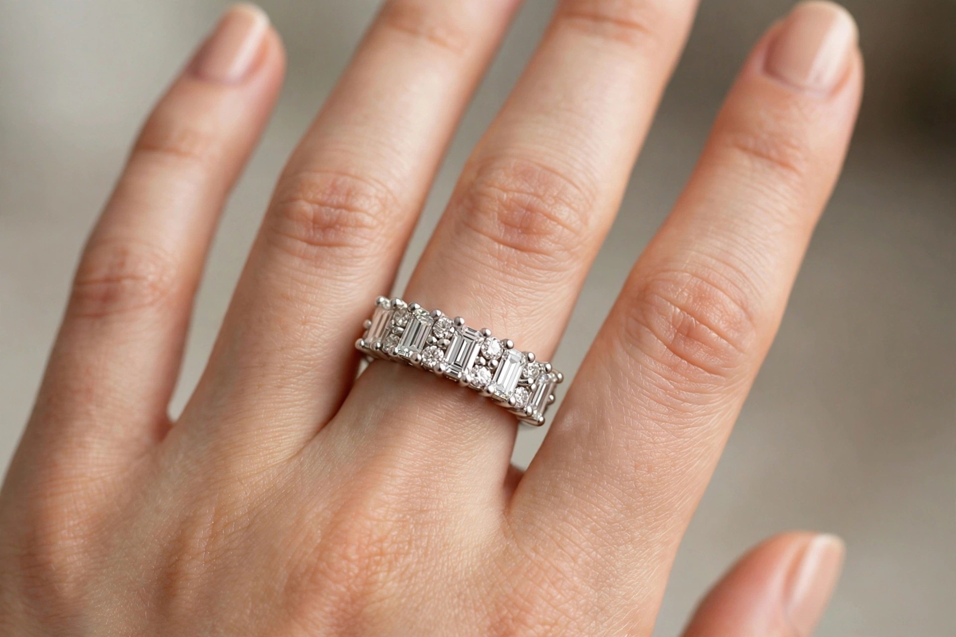 Meia Aliança Baguete em Ouro Branco 18k com Diamante — vista 2
