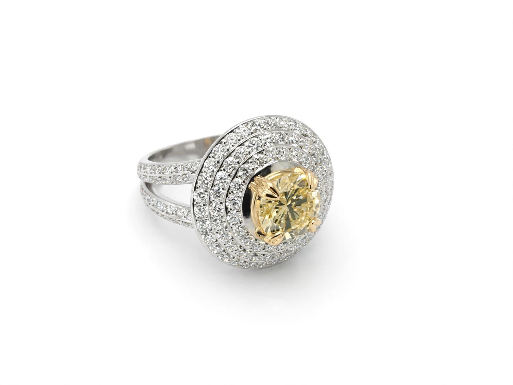 Anel Solitário em Ouro 18k com Diamante