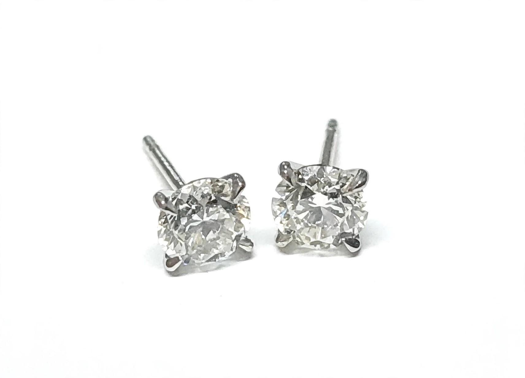 Brinco Solitário em Ouro Branco 18k com Diamantes