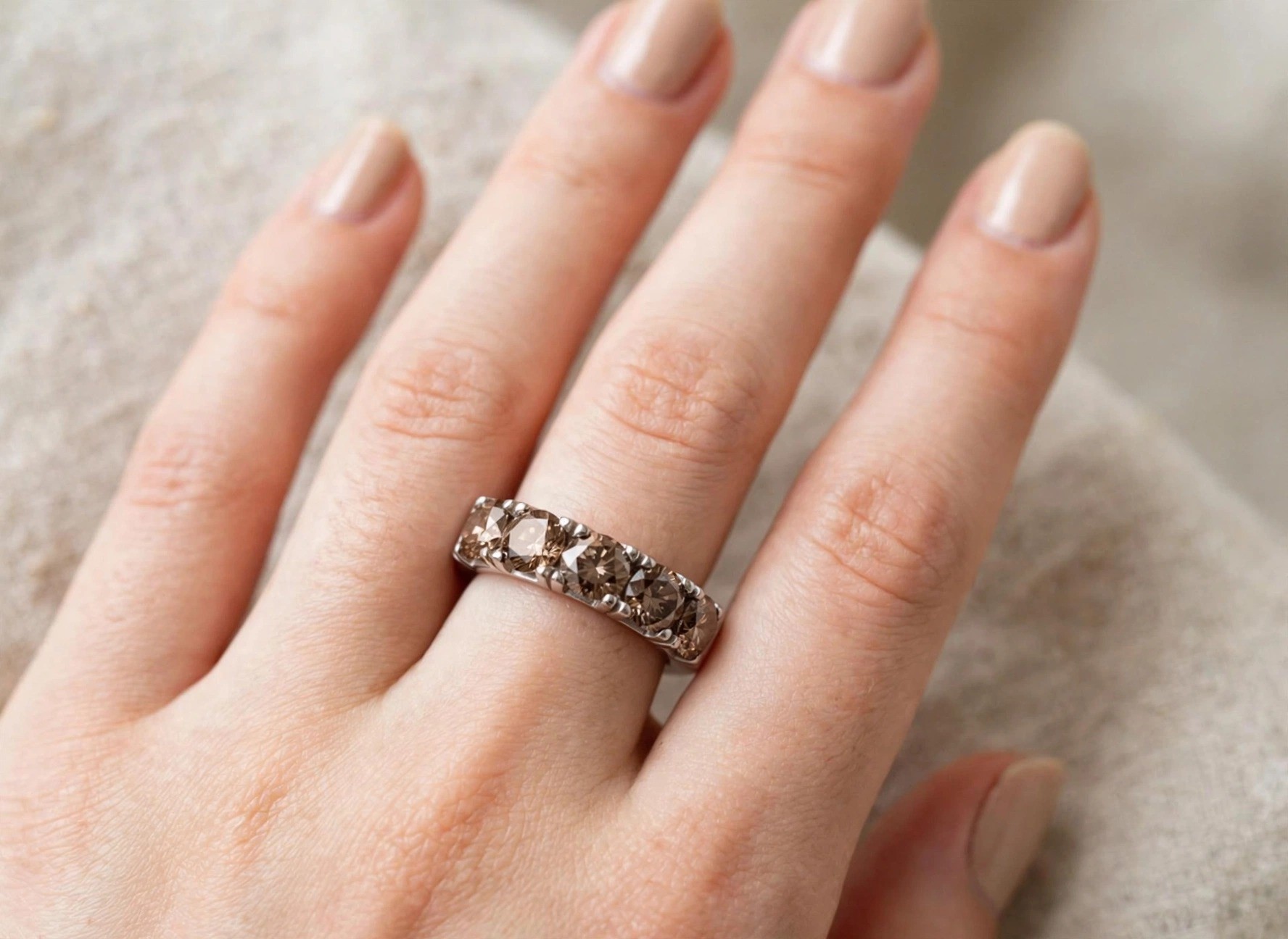 Meia Aliança em Ouro 18k com Diamante — vista 2