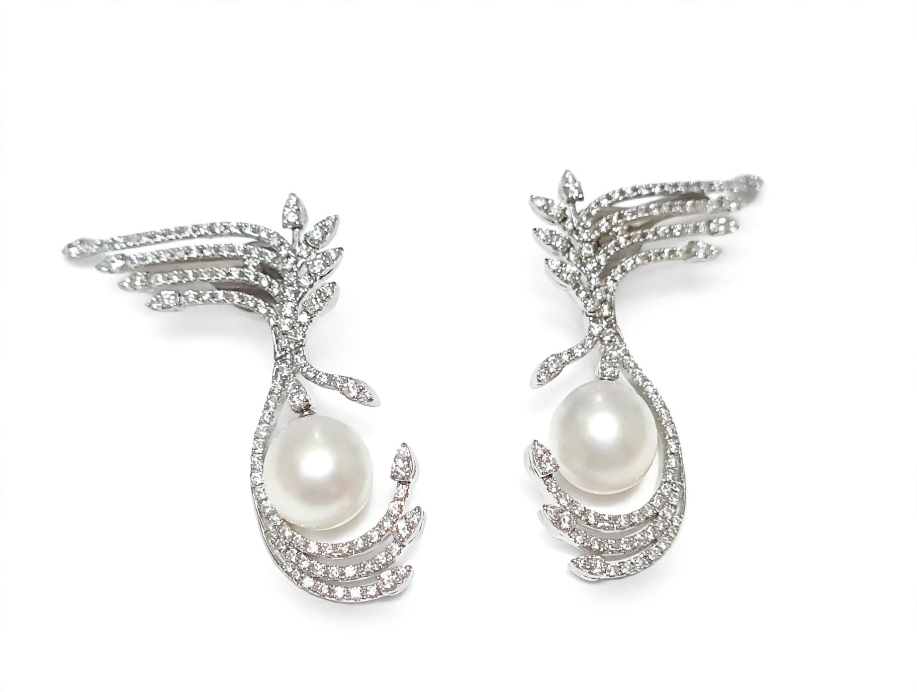 Brinco em Ouro Branco 18k com Diamante e Pérola