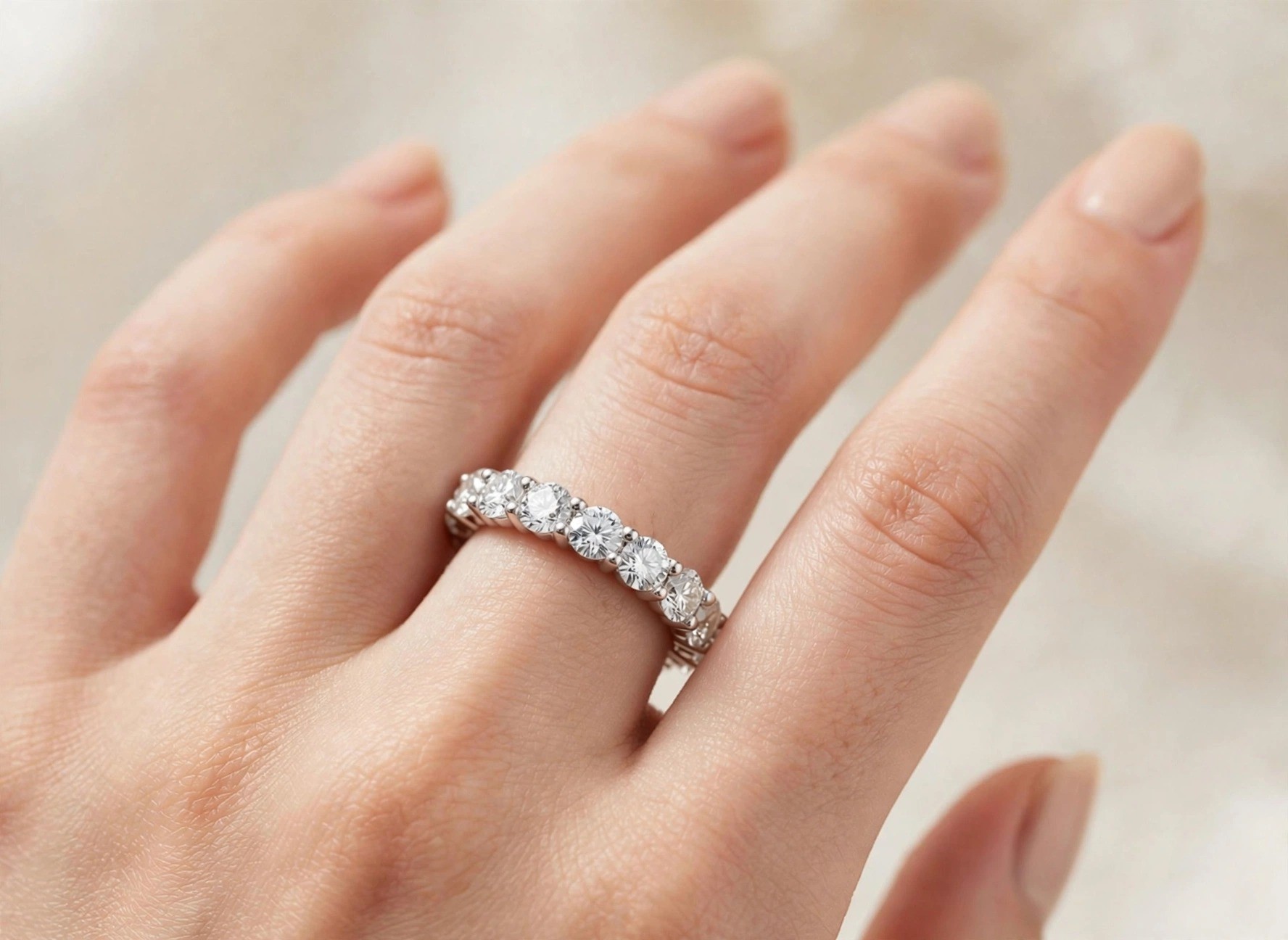 Aliança em Ouro Branco 18k com Diamante — vista 2