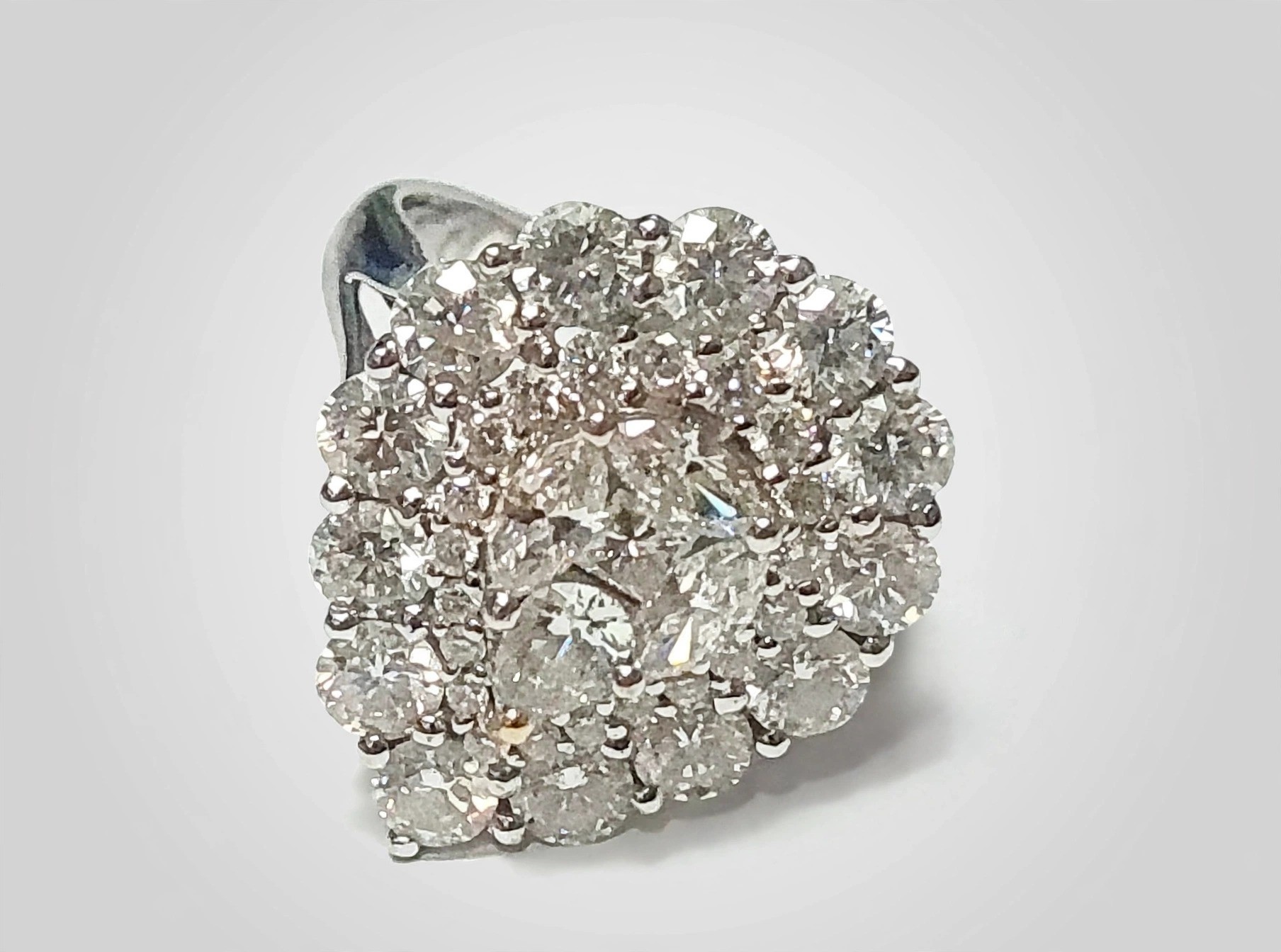 Anel em Ouro Branco 18k com Diamante