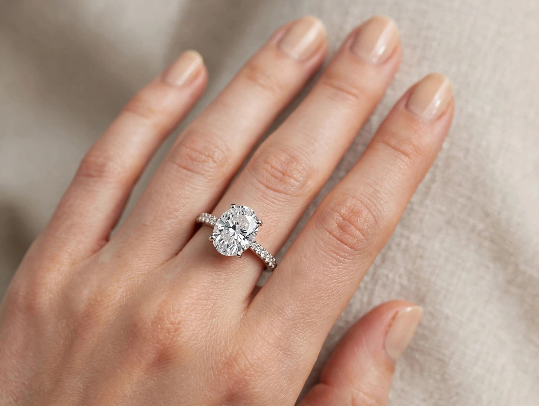 Anel Solitário em Ouro Branco 18k com Diamante — vista 2