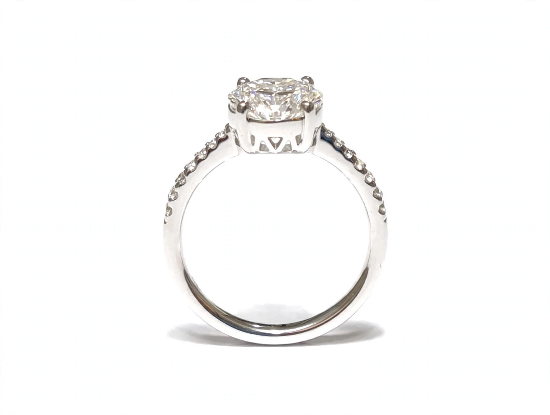 Anel Solitário em Ouro Branco 18k com Diamante