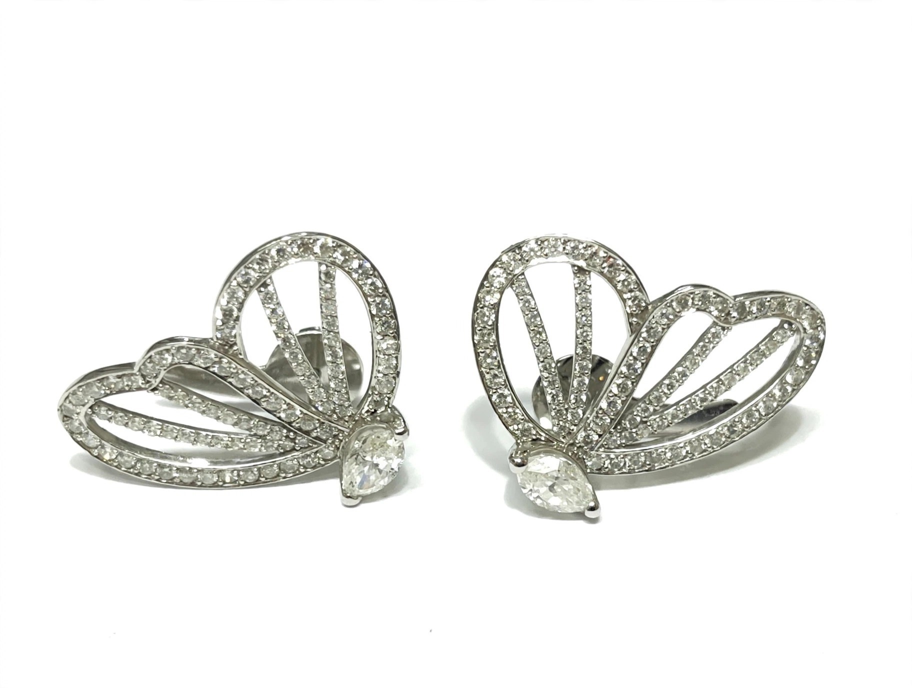 Brinco Borboleta em Ouro Branco 18k com Diamante