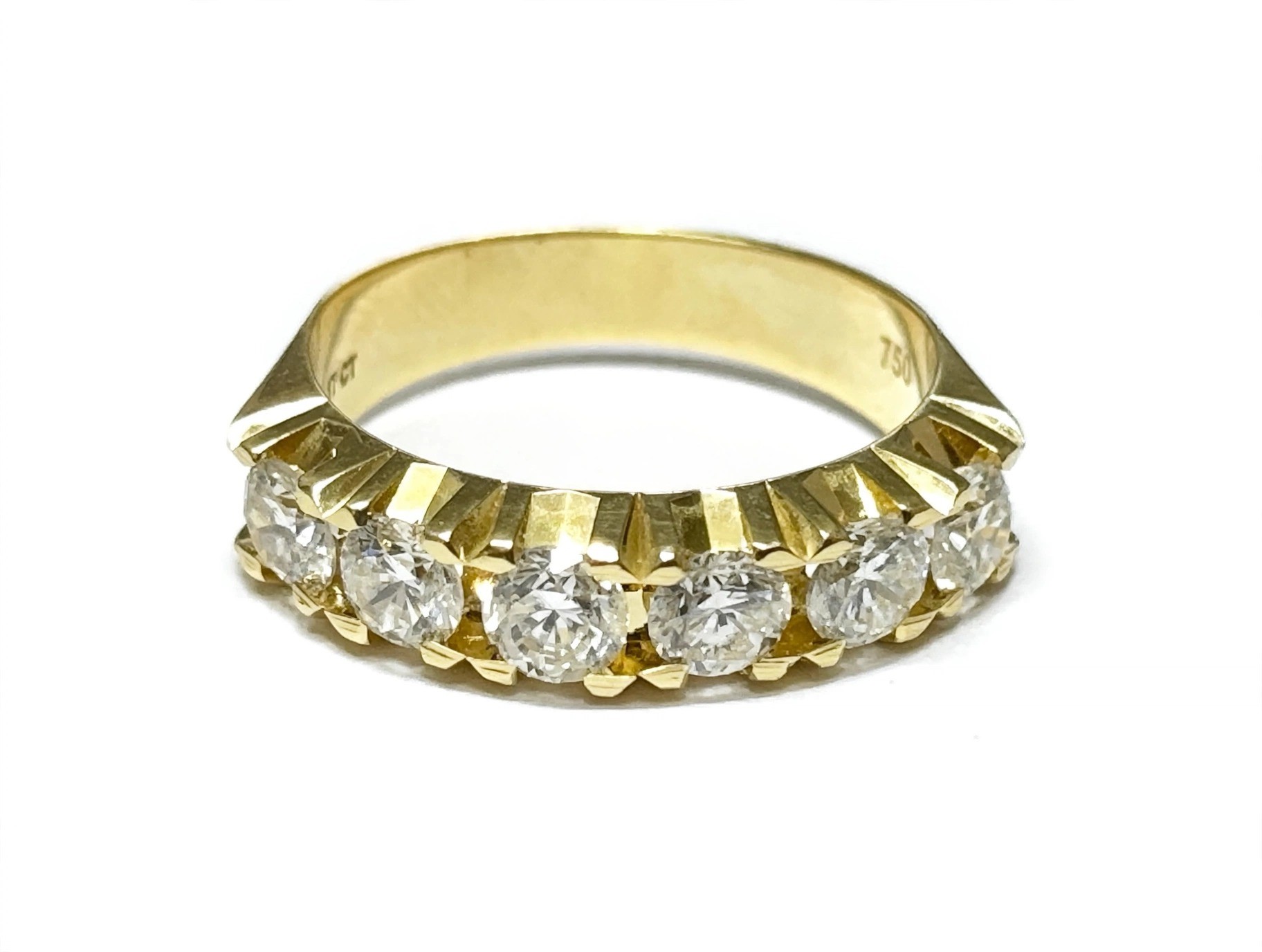 Meia Aliança em Ouro Branco 18k com Diamante