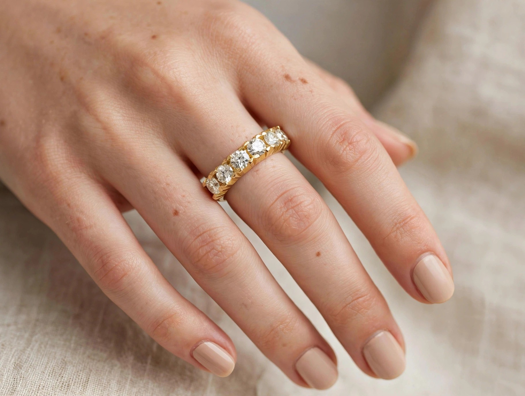 Meia Aliança em Ouro Branco 18k com Diamante — vista 2