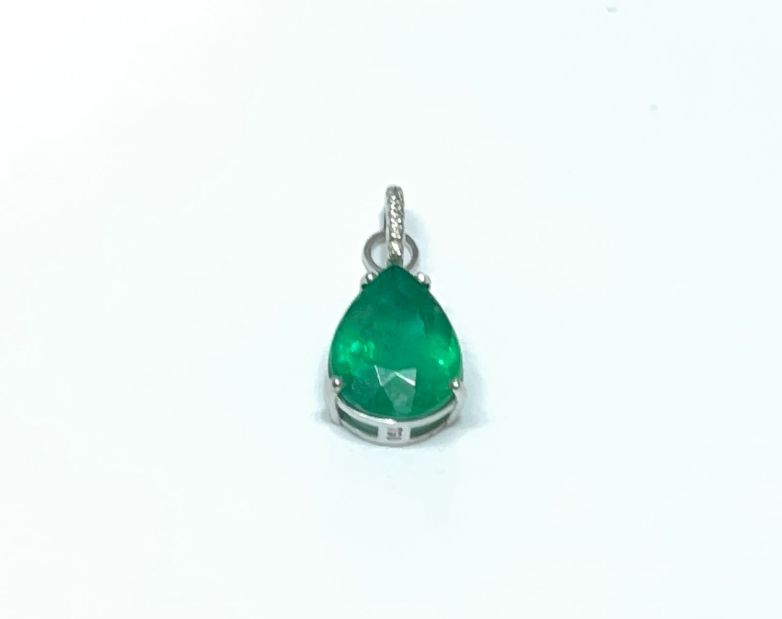 Pingente em Ouro Branco 18k com Diamante e Esmeralda — vista 3
