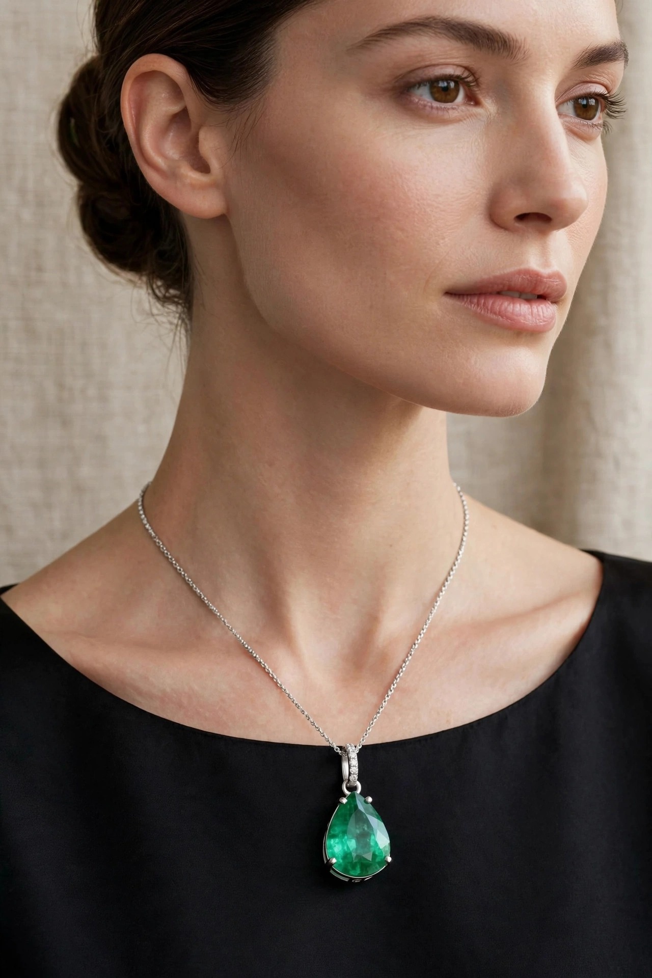 Pingente em Ouro Branco 18k com Diamante e Esmeralda — vista 2