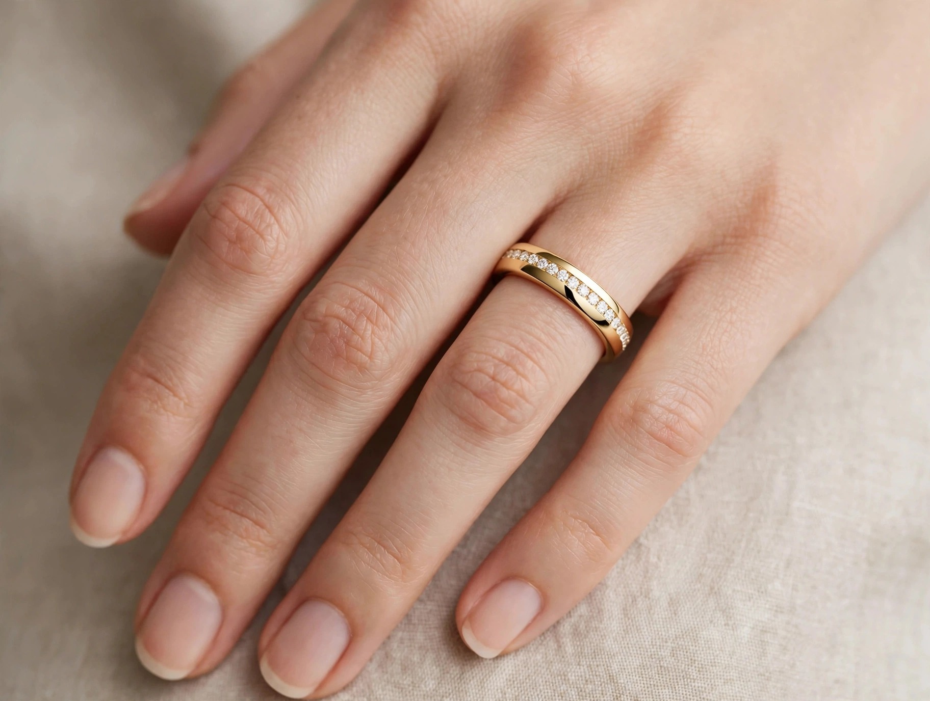 Aliança em Ouro Amarelo 18k com Diamante — vista 2