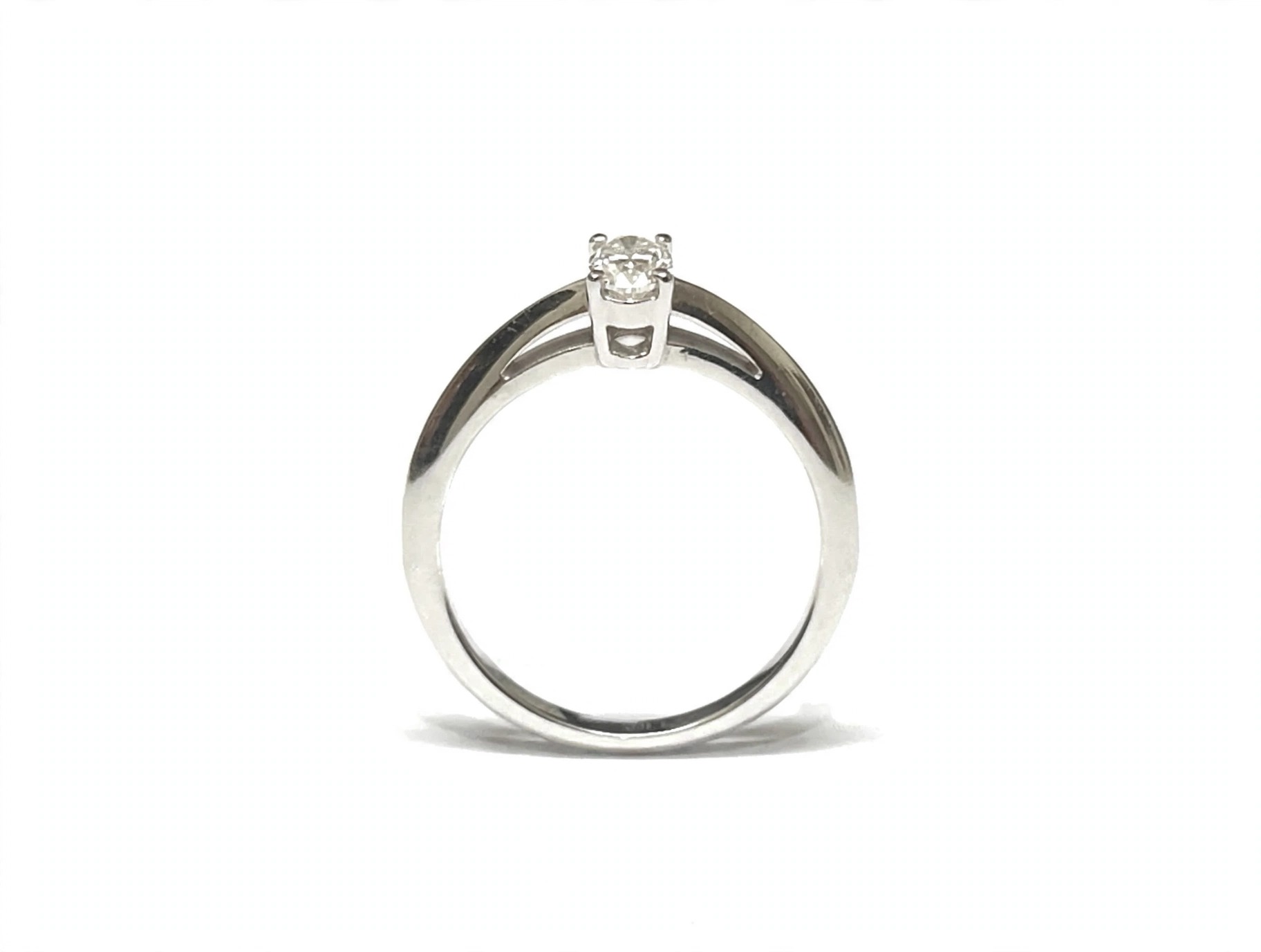Anel Solitário em Ouro Branco 18k com Diamante