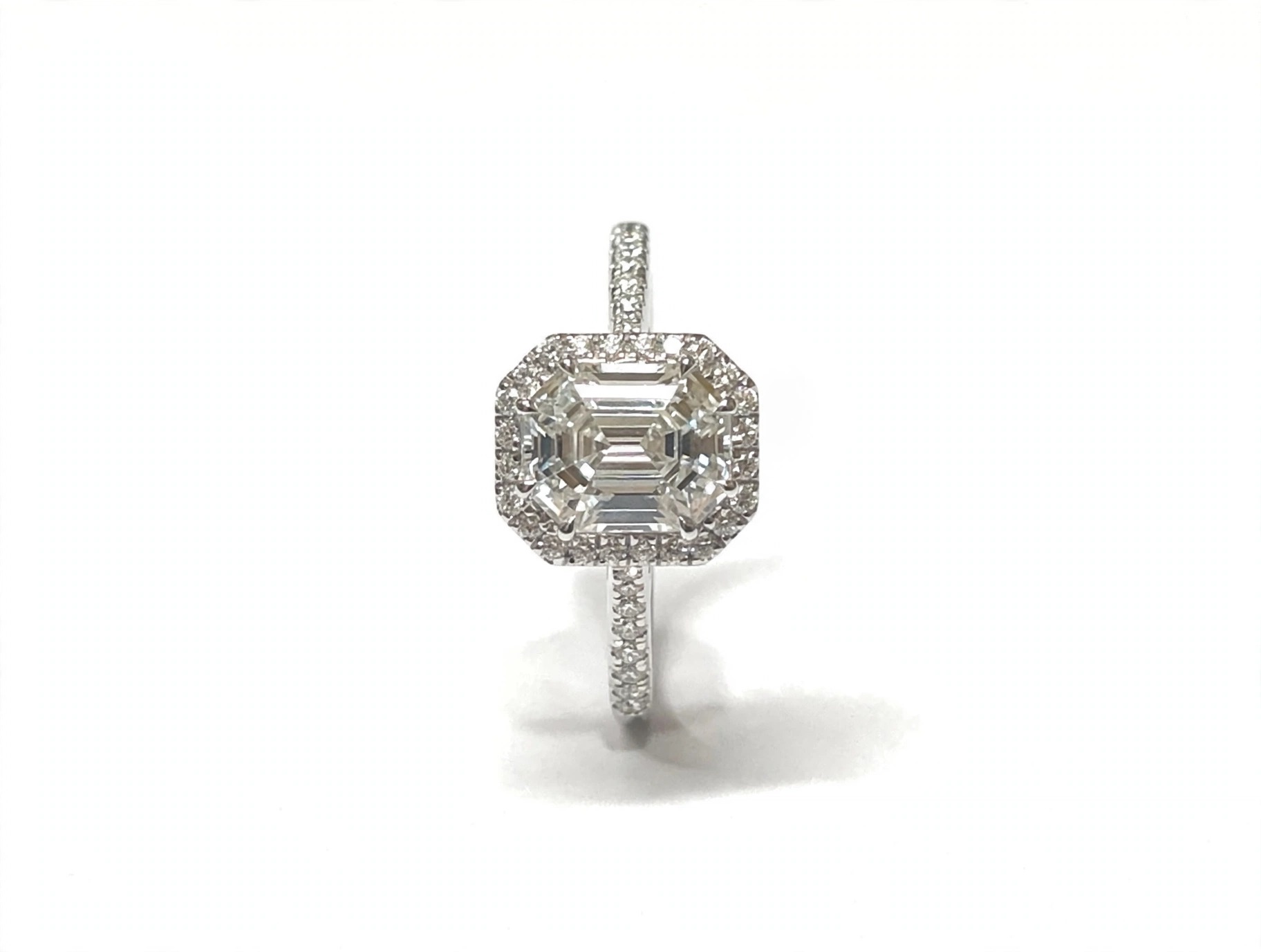 Anel em Ouro Branco 18k com Diamante