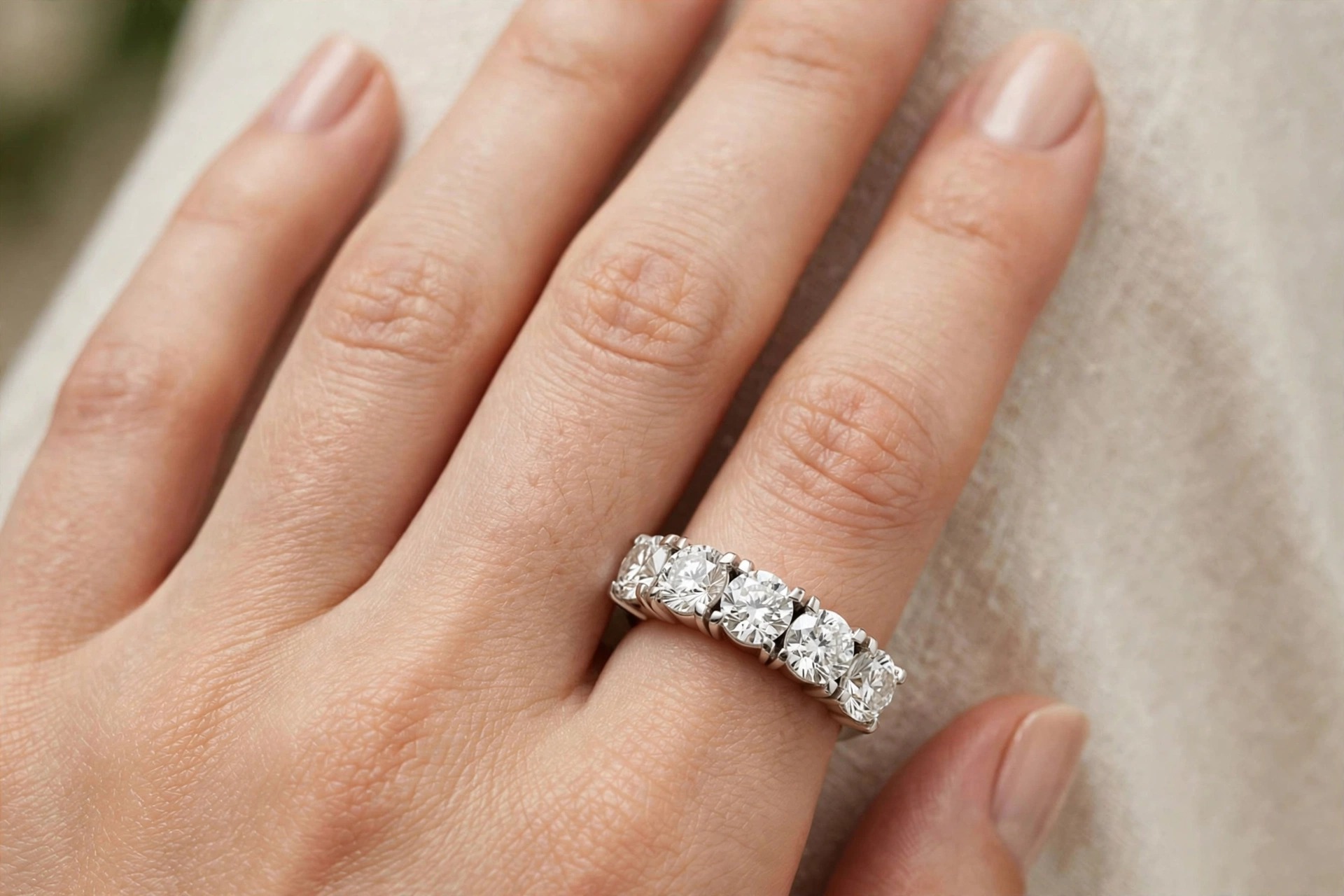 Aliança em Ouro Branco 18k com Diamante — vista 2