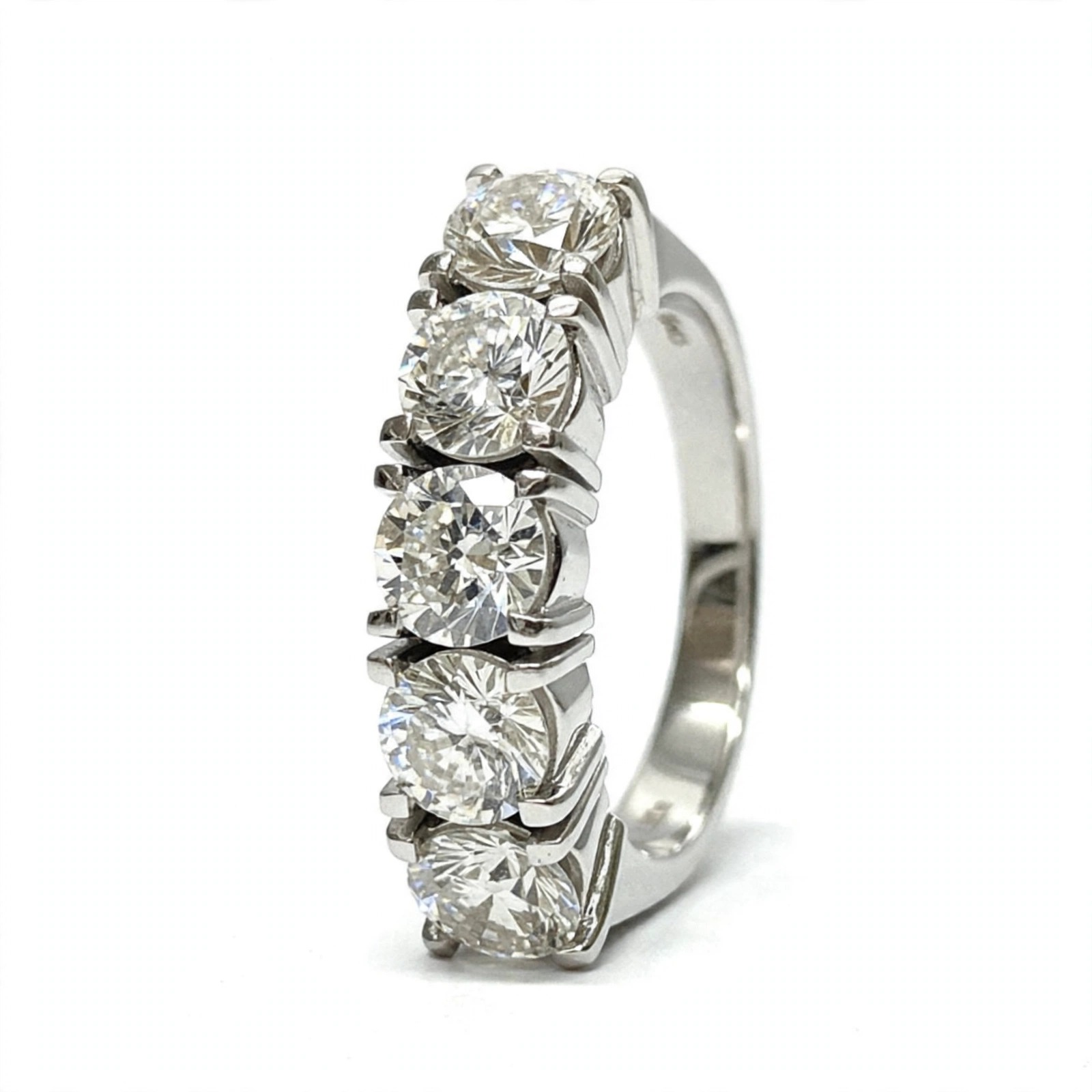 Aliança em Ouro Branco 18k com Diamante