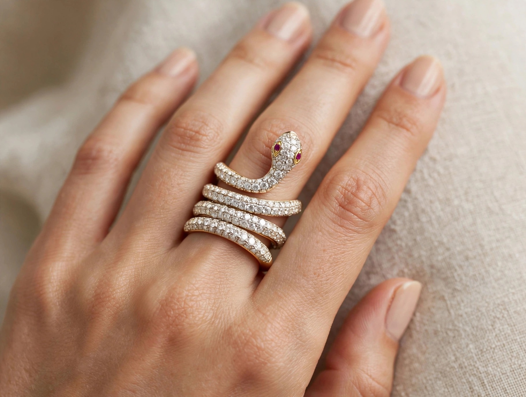 Anel em Ouro Amarelo 18k com Diamante e Rubi — vista 2