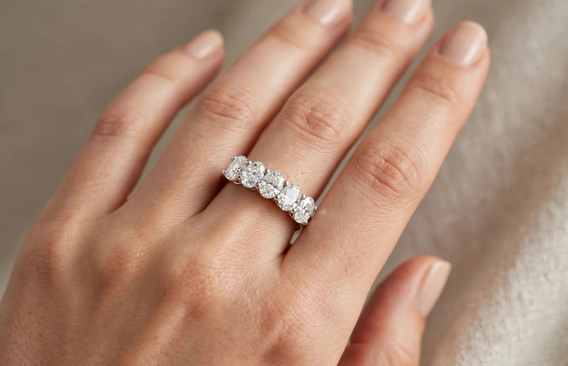 Meia Aliança em Ouro Branco 18k com Diamante — vista 2