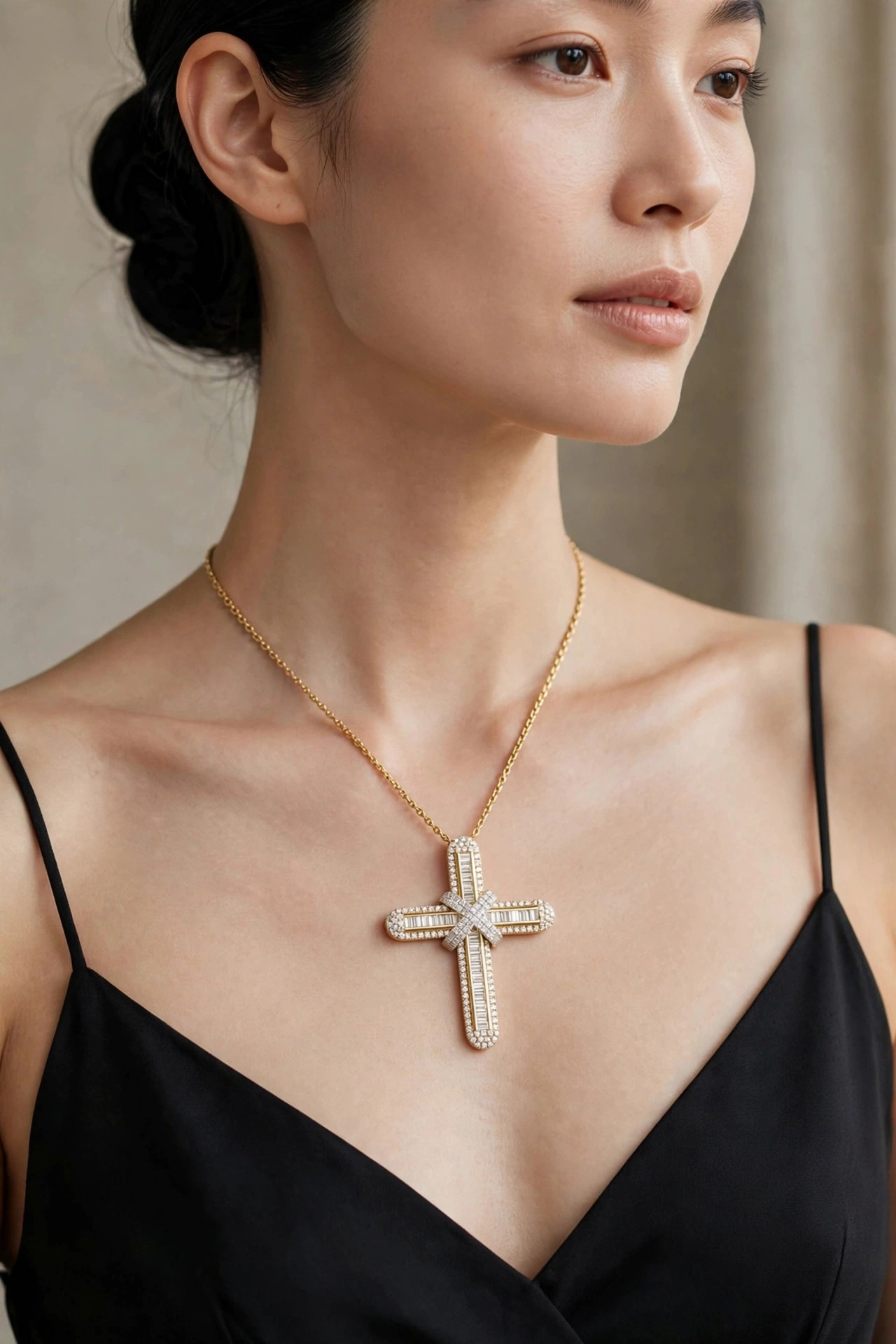 Colar Cruz em Ouro 18k com Diamante — vista 2