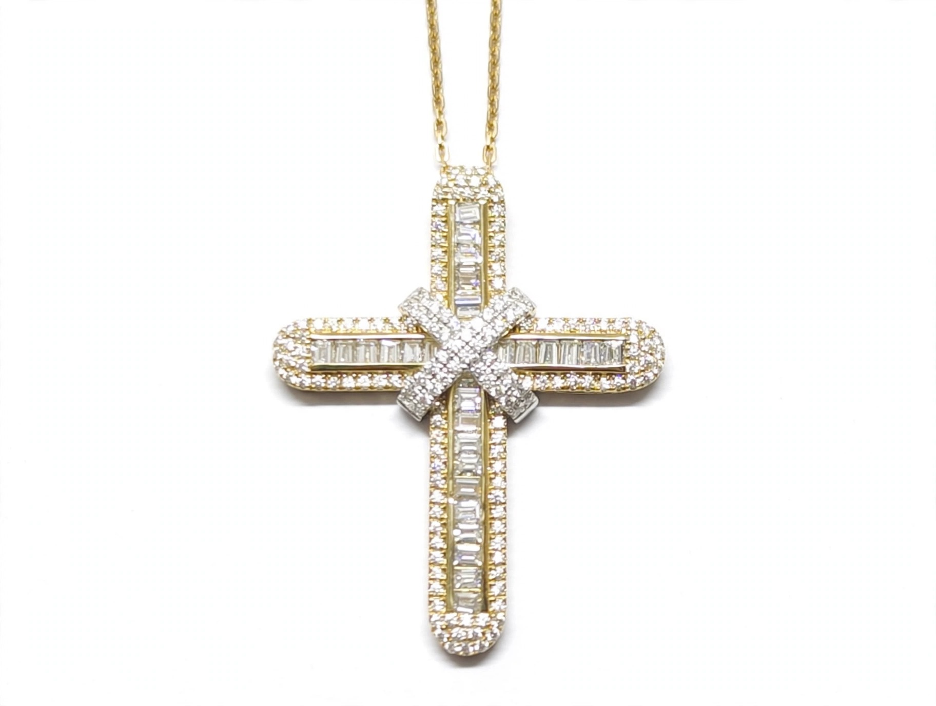 Colar Cruz em Ouro 18k com Diamante