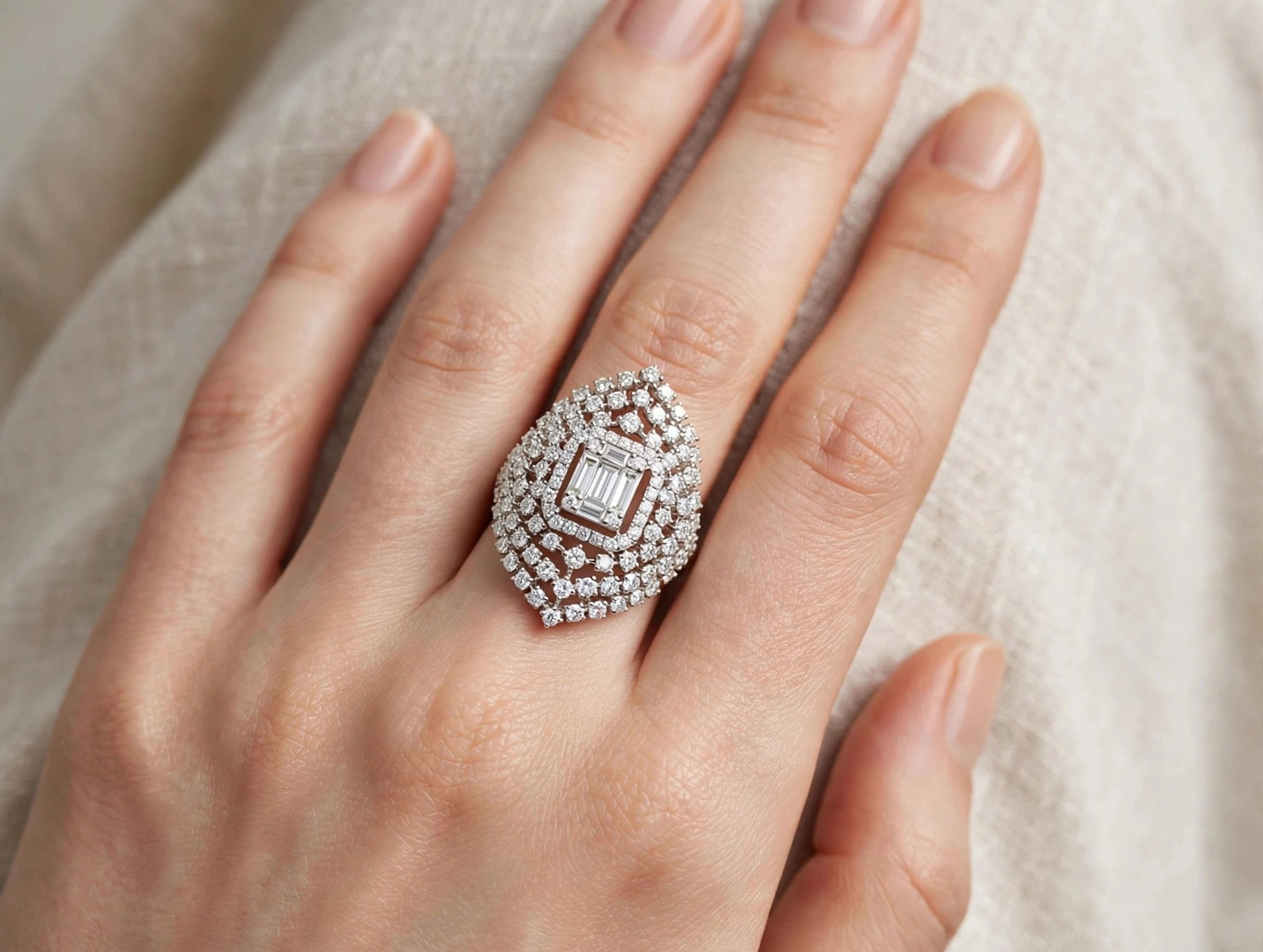 Anel em Ouro Branco 18k com Diamante — vista 2