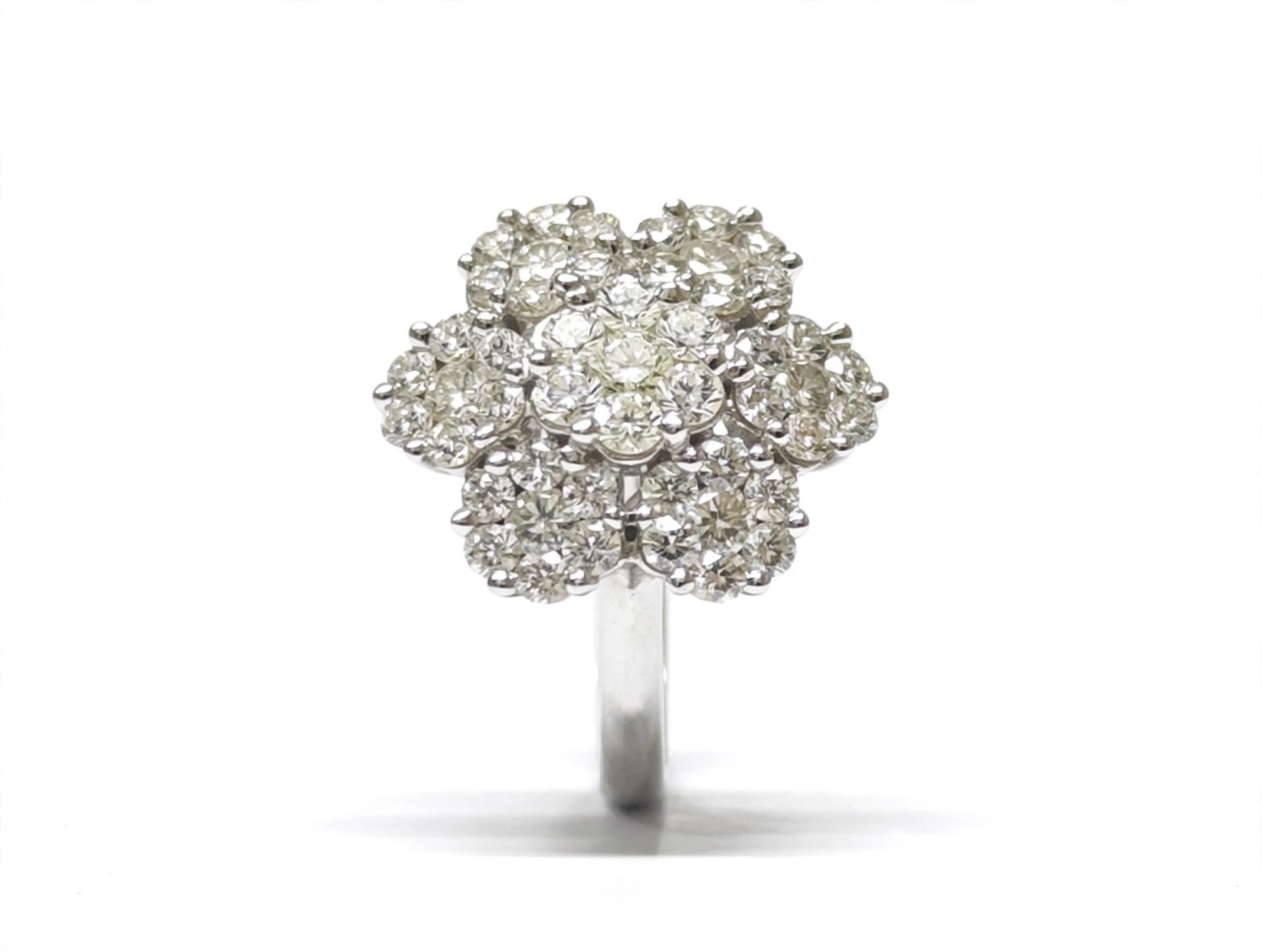 Anel Flores em Ouro Branco 18k