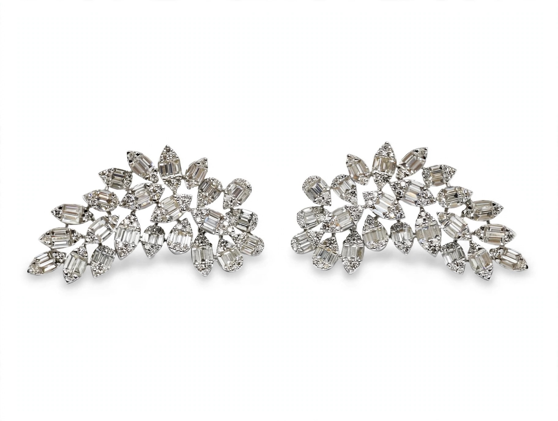 Brinco em Ouro Branco 18k com Diamante