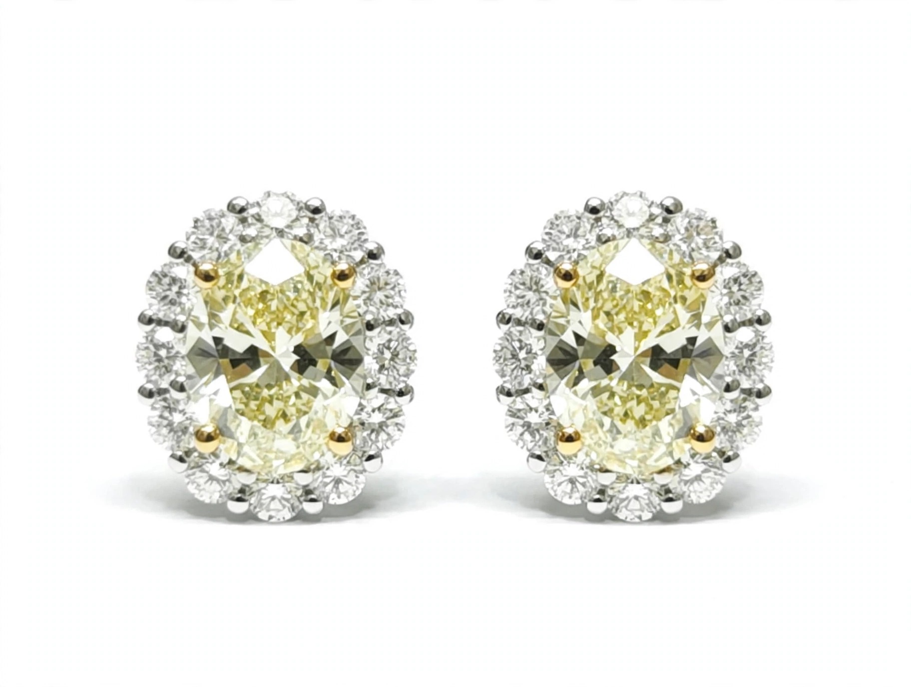 Brinco Solitário em Ouro Branco 18k com Diamante