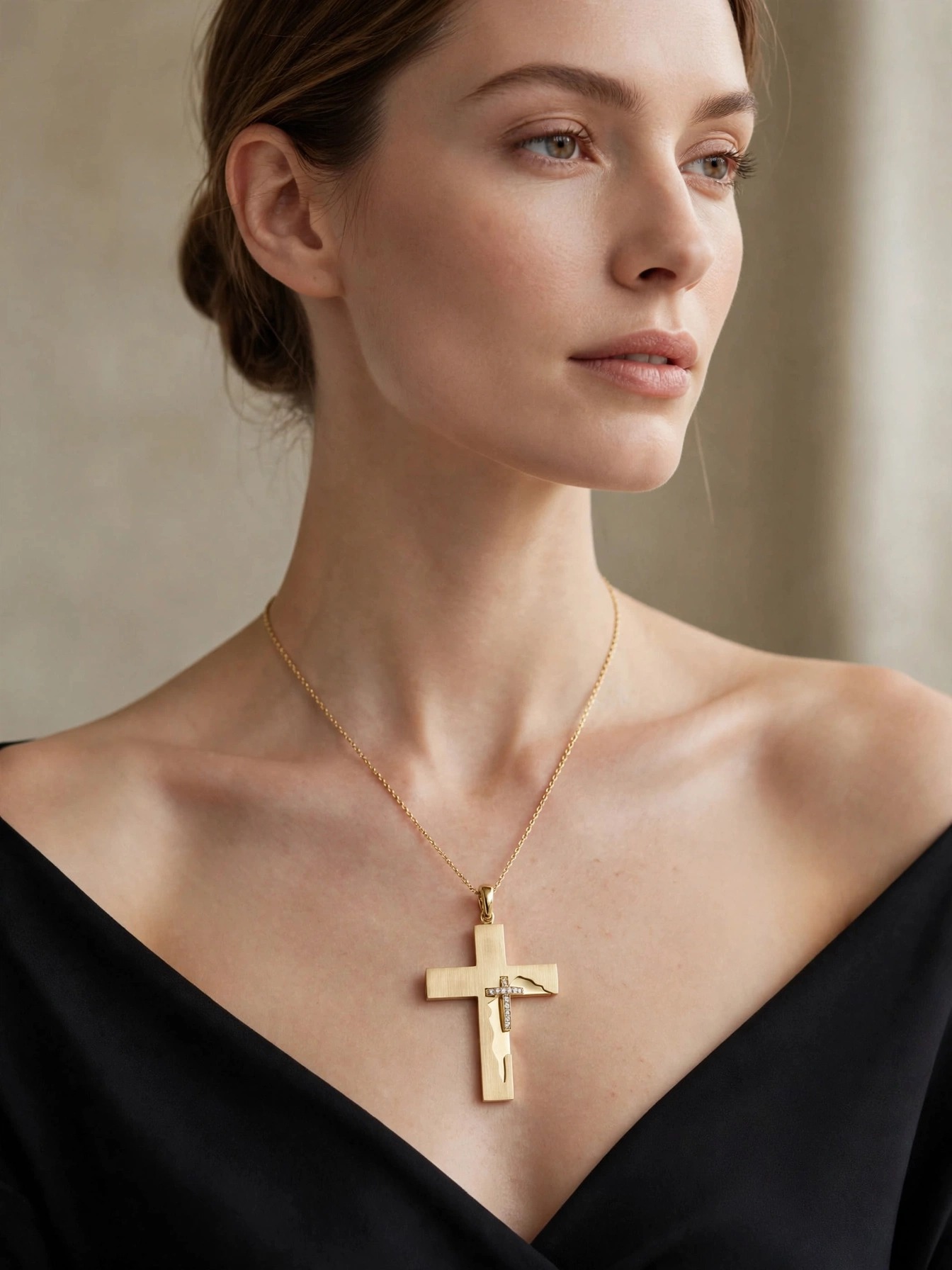 Pingente Cruz em Ouro Amarelo 18k com Diamante — vista 2
