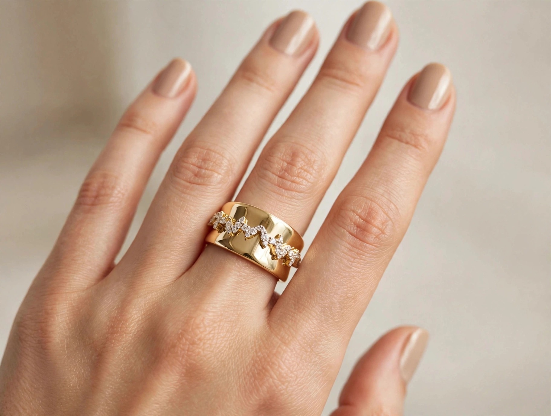 Anel em Ouro Amarelo 18k com Diamante — vista 2