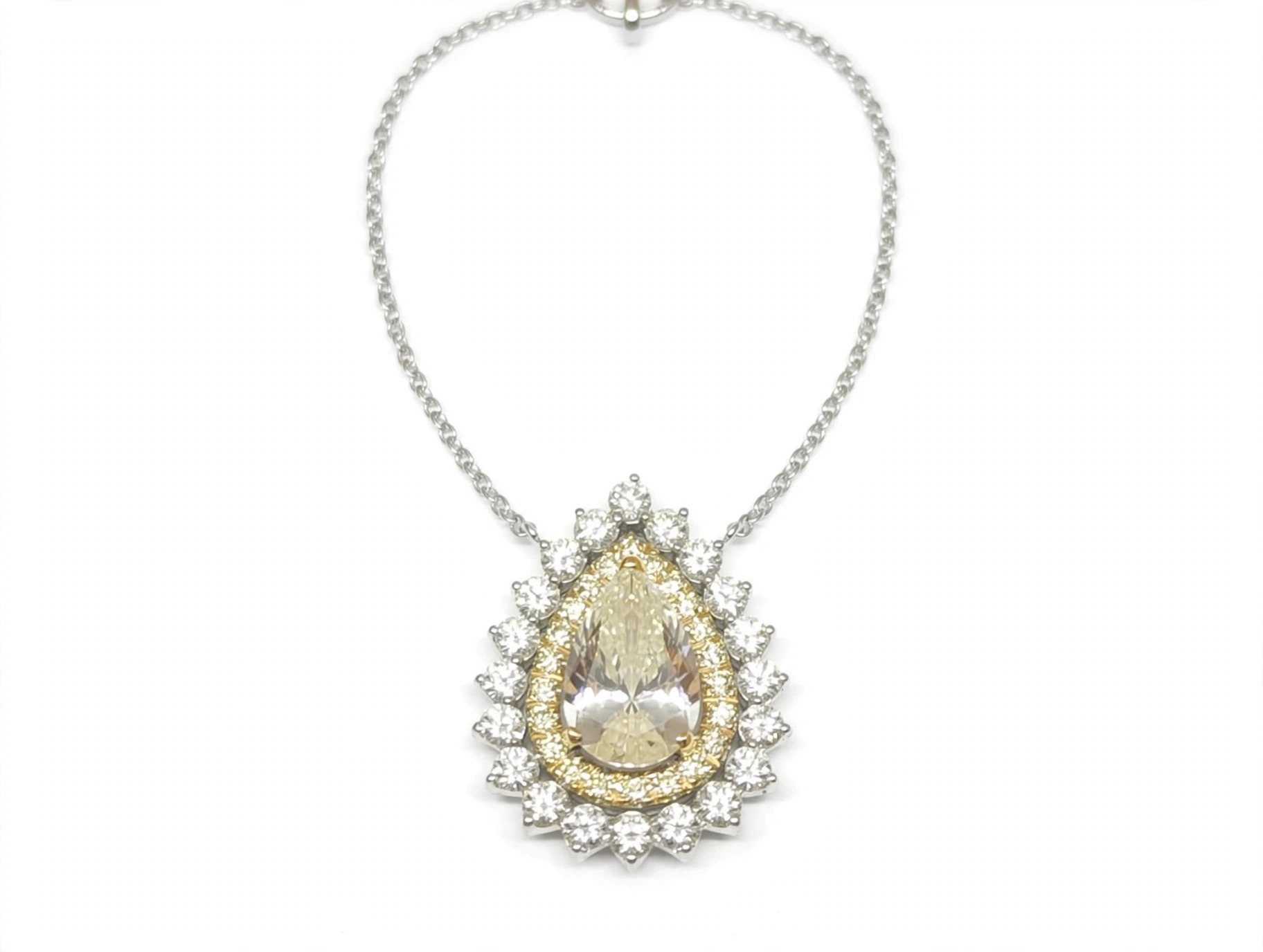 Colar em Ouro Branco 18k com Diamante
