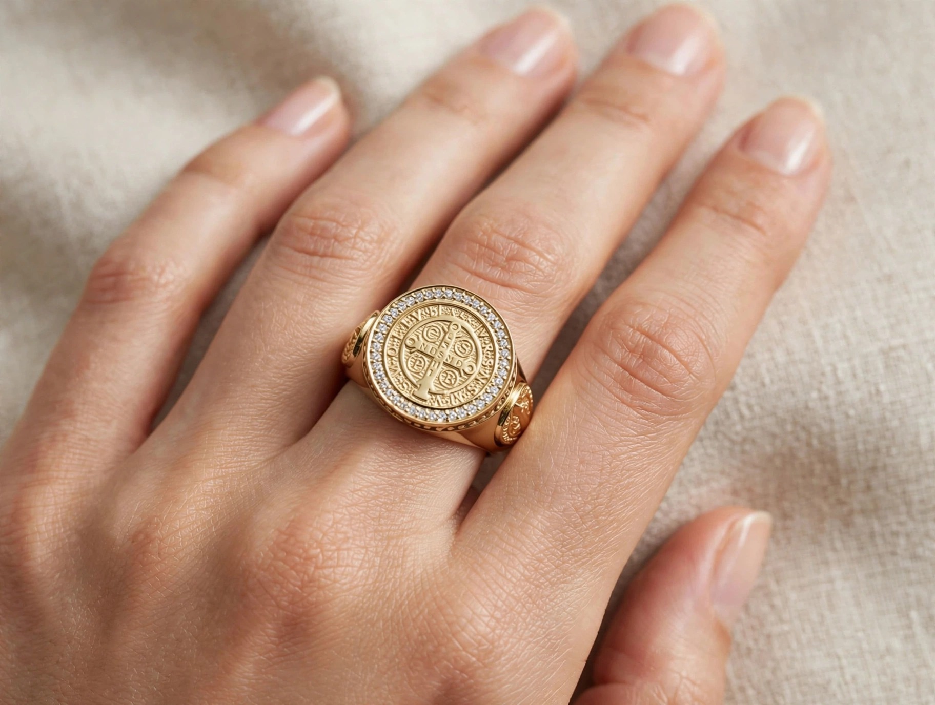 Anel em Ouro Amarelo 18k com Diamante — vista 2