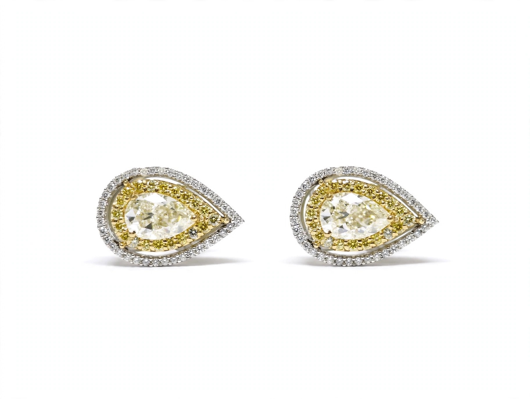 Brinco em Ouro Branco 18k com Diamante