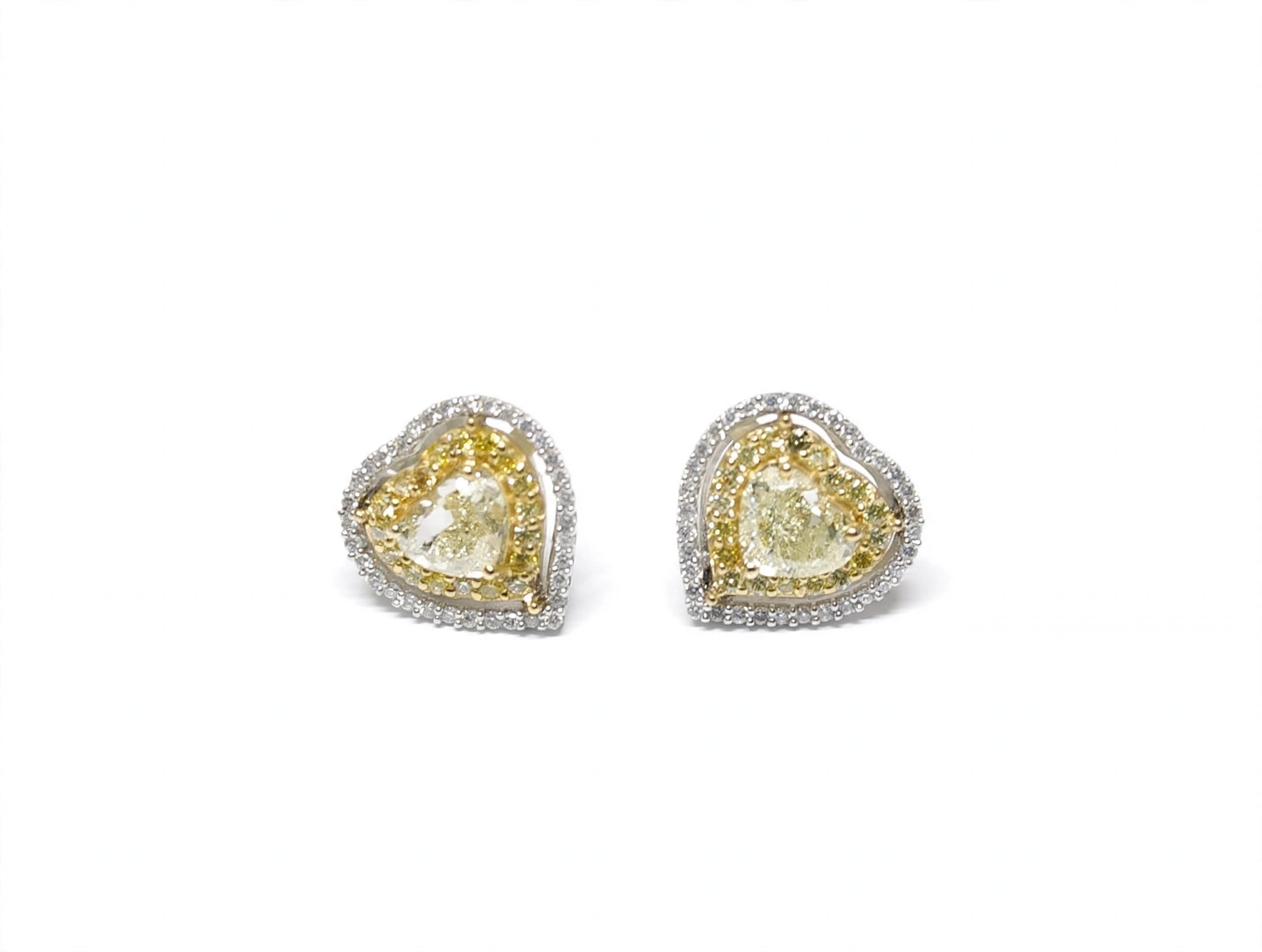 Brinco Coração em Ouro Branco 18k com Diamante