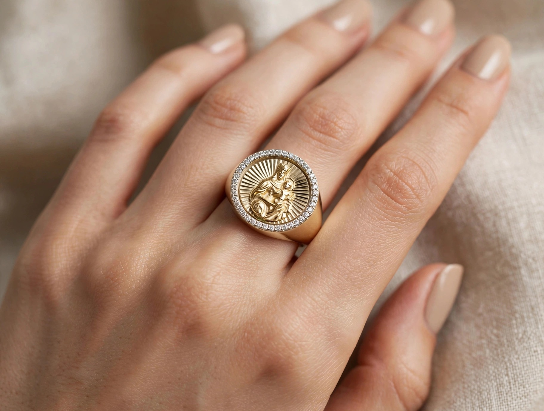 Anel em Ouro Amarelo 18k com Diamante — vista 2