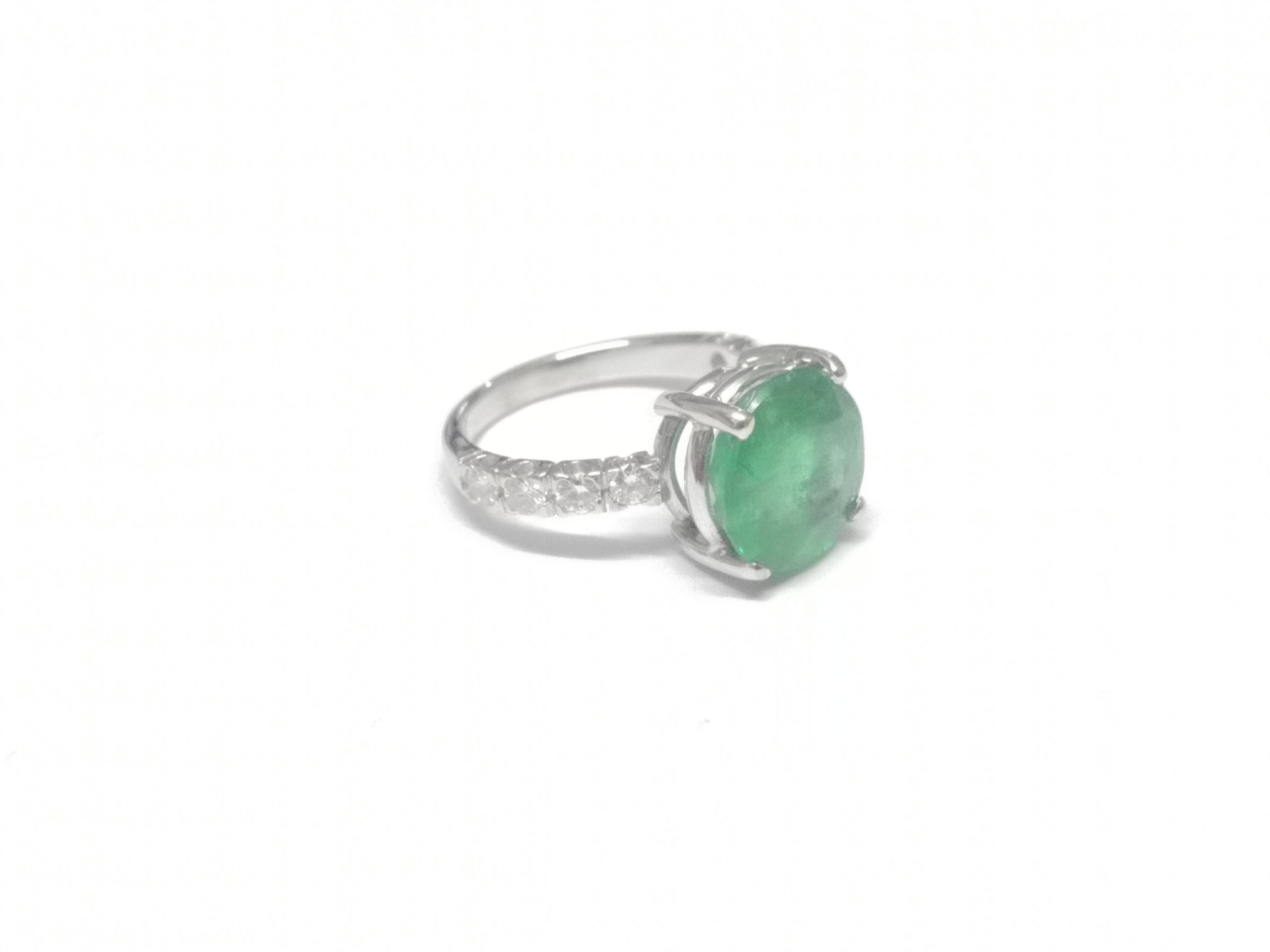 Anel em Ouro Branco 18k com Diamante e Esmeralda — vista 3
