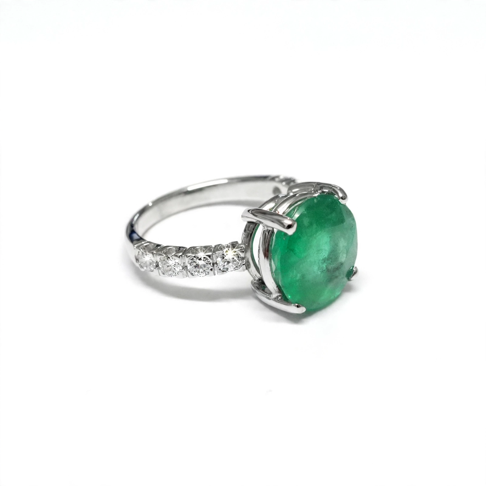 Anel em Ouro Branco 18k com Diamante e Esmeralda