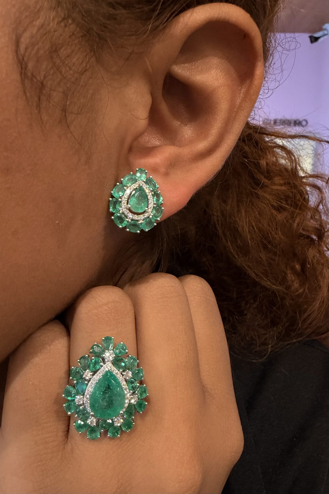 Anel em Ouro Branco 18k com Diamante e Esmeralda — vista 2