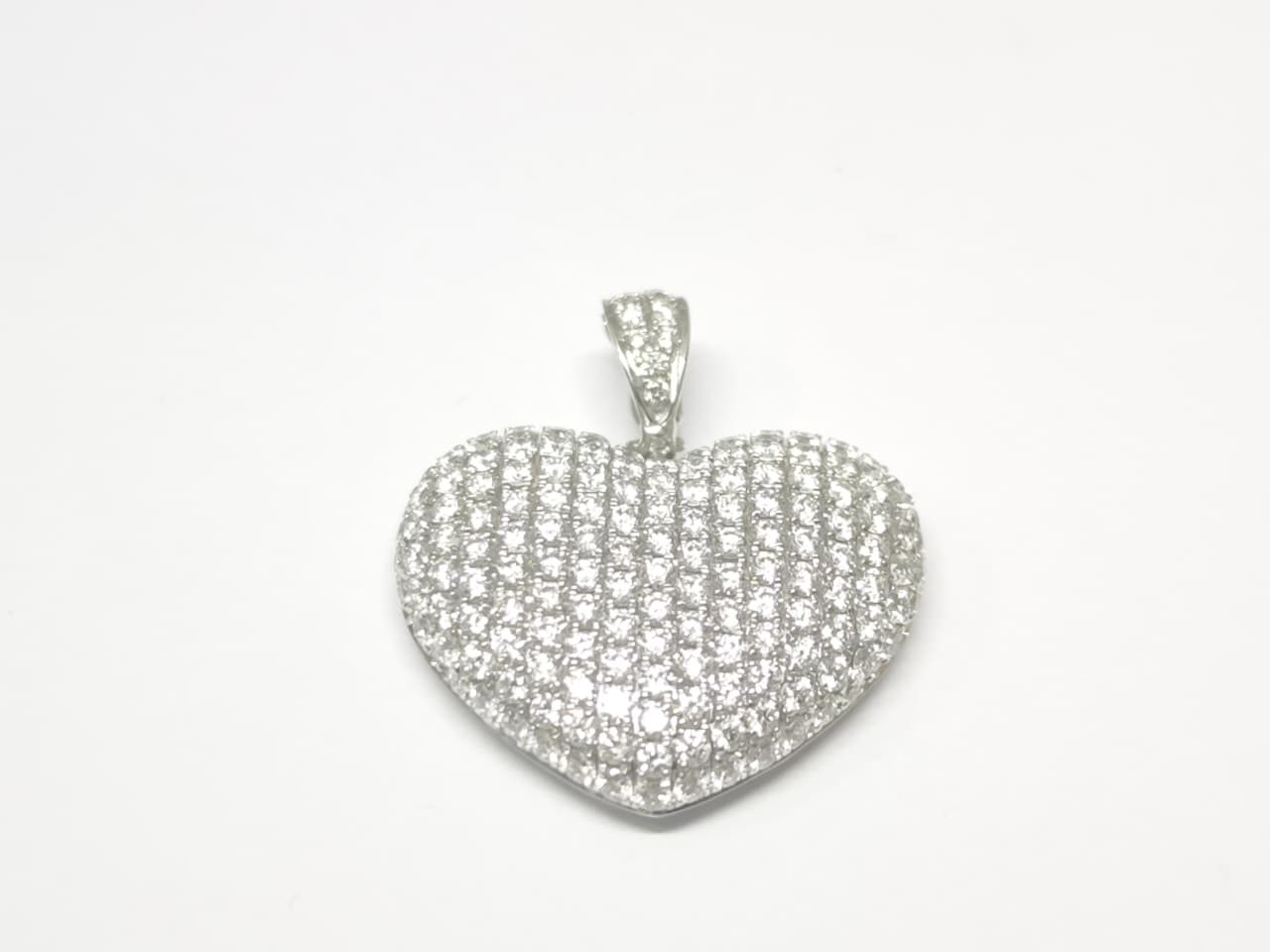 Pingente Coração em Ouro Branco 18k com Diamante — vista 3