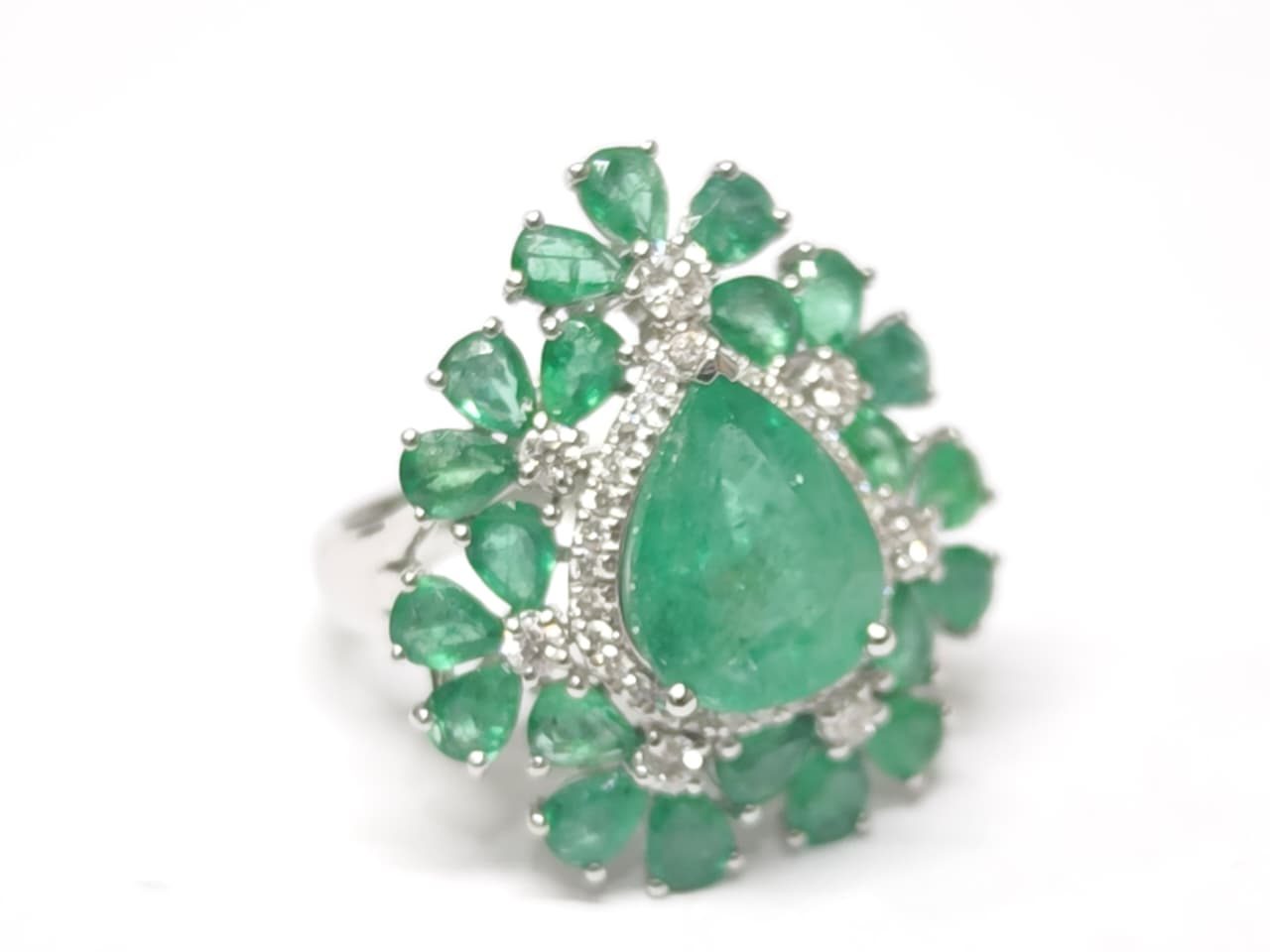 Anel em Ouro Branco 18k com Diamante e Esmeralda — vista 3
