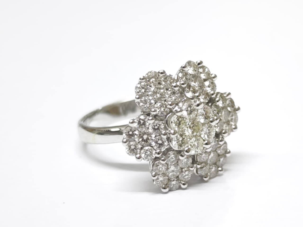 Anel Flores em Ouro Branco 18k — vista 3
