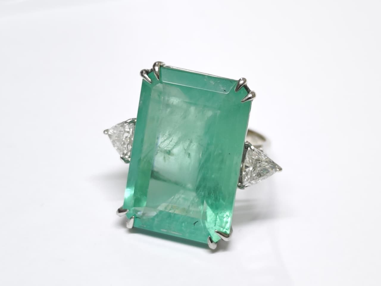 Anel em Ouro Branco 18k com Diamante e Esmeralda — vista 3