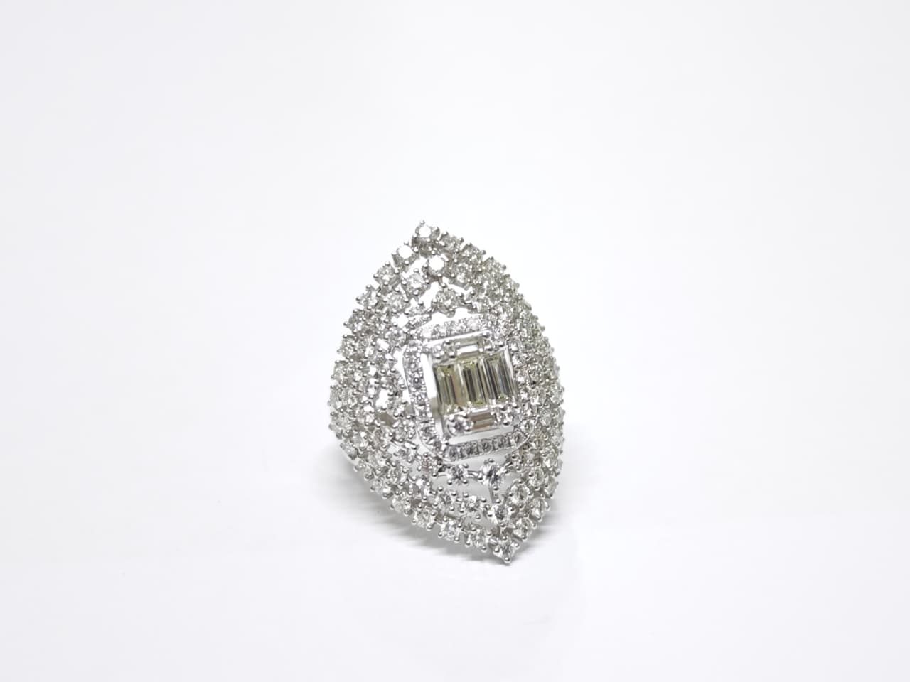 Anel em Ouro Branco 18k com Diamante — vista 3