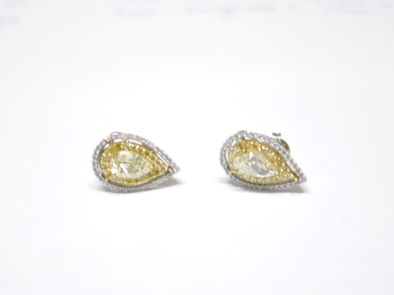 Brinco em Ouro Branco 18k com Diamante