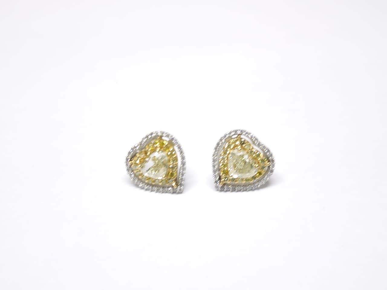 Brinco Coração em Ouro Branco 18k com Diamante
