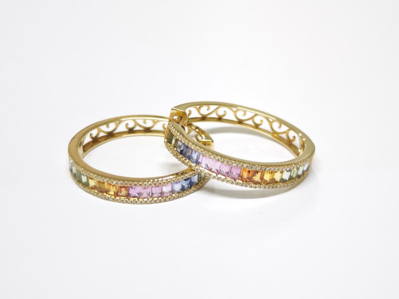 Brinco em Ouro Amarelo 18k com Safira — vista 3